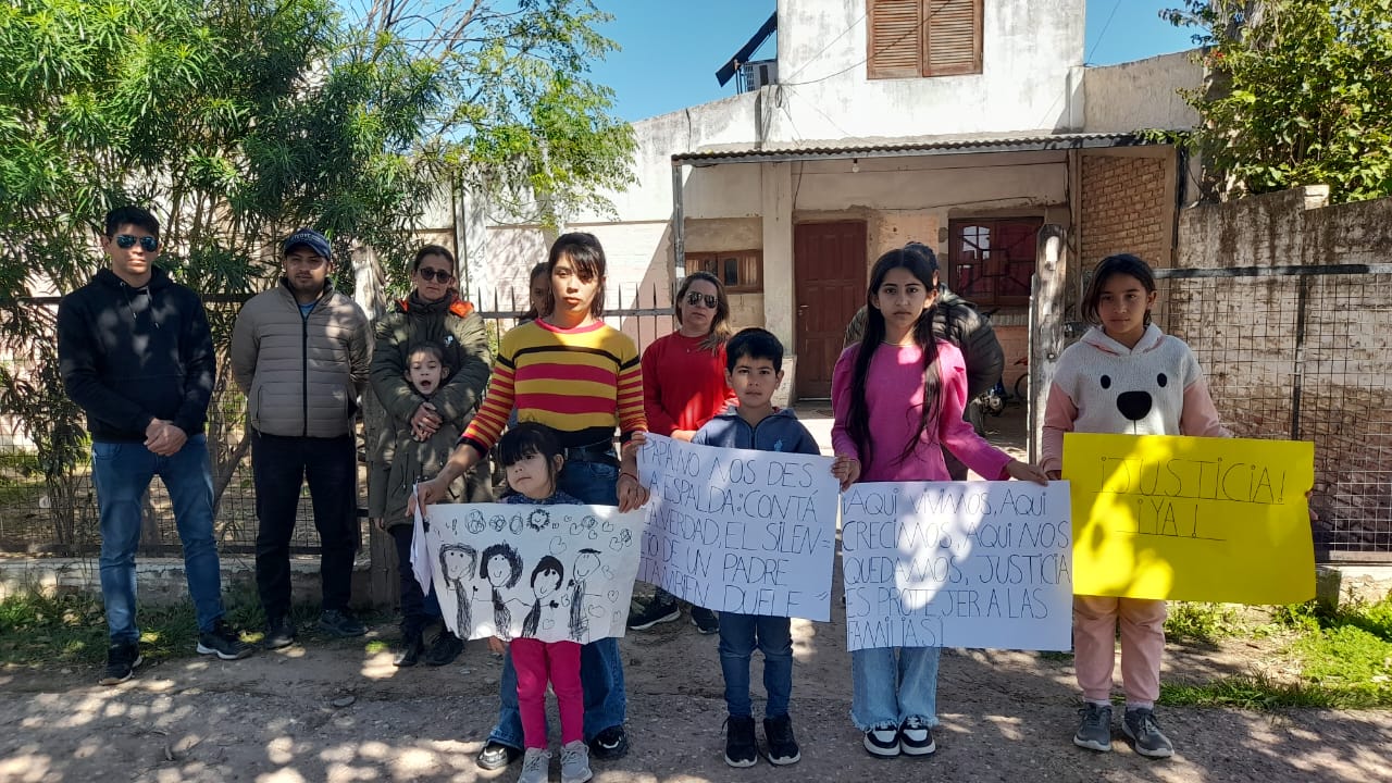 CAMILA VILLALBA JUNTO A SUS HIJOS Y A VECINOS SE MANIFESTARON EN CONTRA DE SU DESALOJO