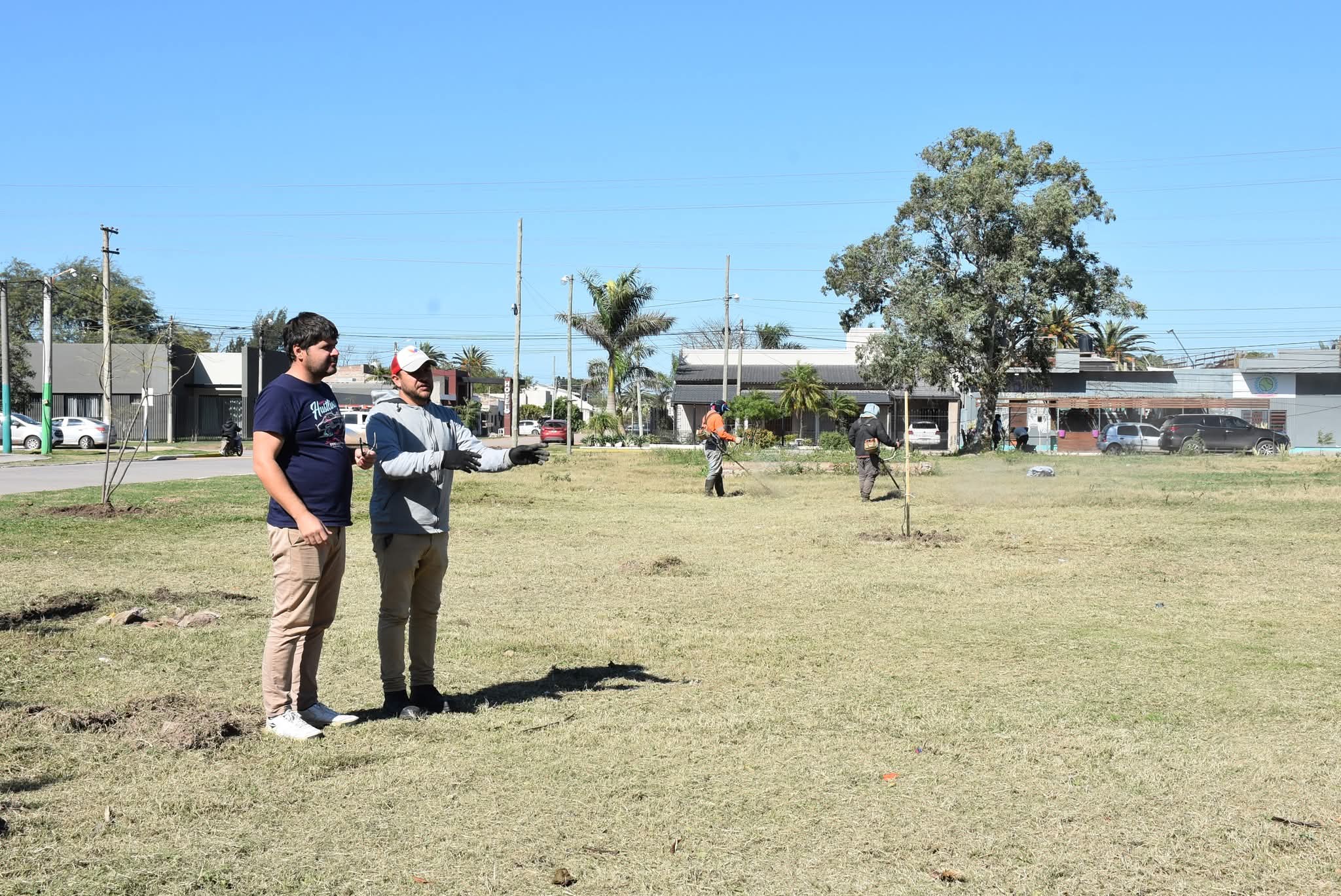 Villa &Aacute;ngela: KOSCIAK DESTAC&Oacute; TRABAJOS DE MEJORA EN ESPACIO VERDE DETR&Aacute;S DE GENDARMER&Iacute;A