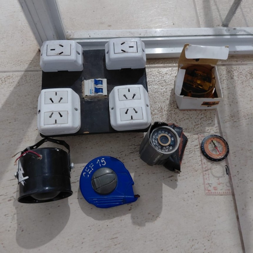 San Bernardo  HALLARON EN UN BALD&Iacute;O MATERIALES EL&Eacute;CTRICOS SUSTRA&Iacute;DOS DE UN ESTABLECIMIENTO EDUCATIVO