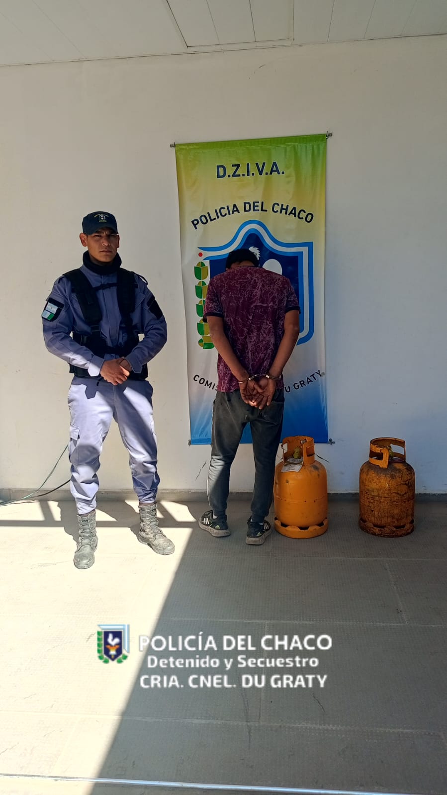 CORONEL DU GRATY: ROB&Oacute; DOS GARRAFAS Y LOS POLIC&Iacute;AS LOGRARON RECUPERARLAS 