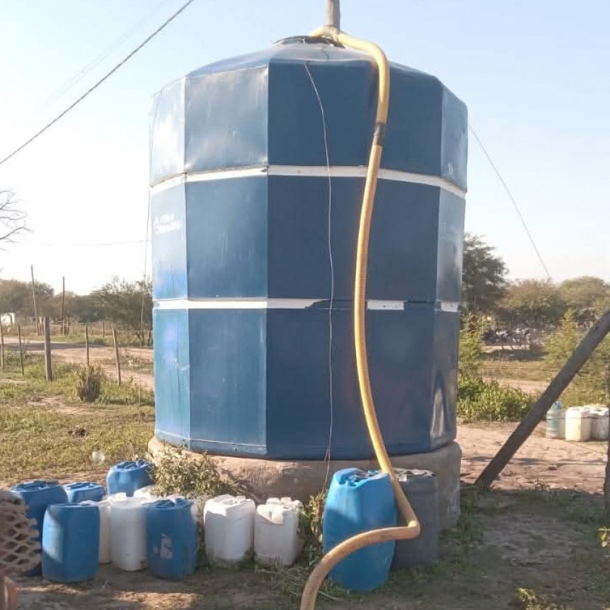 EL MUNICIPIO CONTIN&Uacute;A COLABORANDO CON SAMEEP EN LA DISTRIBUCI&Oacute;N DE AGUA A LA COMUNIDAD