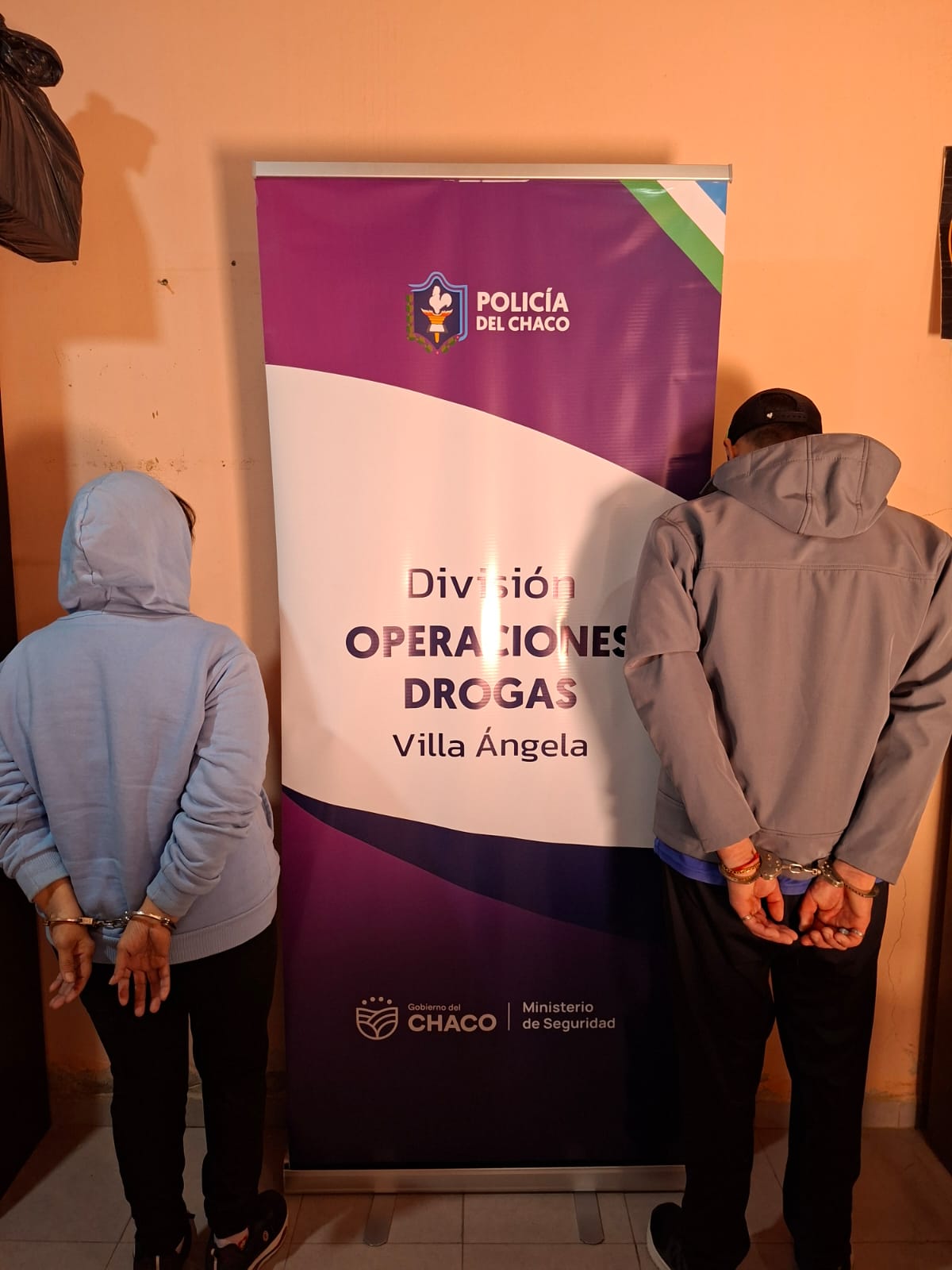 VILLA &Aacute;NGELA: DETUVIERON A UNA MUJER Y SU HIJO CON 93 &ldquo;BOCHITAS&rdquo; DE COCA&Iacute;NA LISTAS PARA LA VENTA