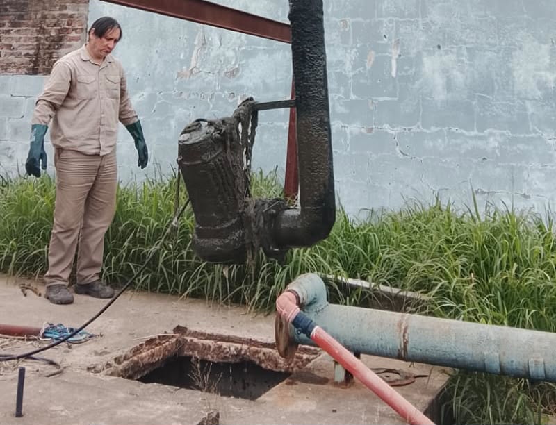 UNA BOMBA CLOACAL VUELVE A FUNCIONAR Y SAMEEP REFUERZA EL SERVICIO EN VILLA &Aacute;NGELA