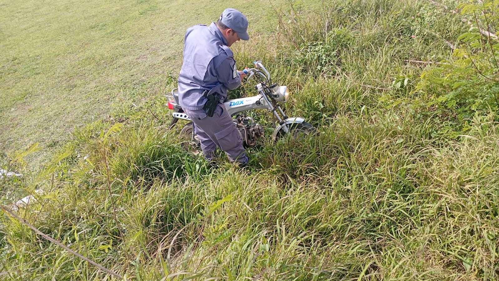 Coronel Du Graty: RECUPERAN UNA MOTO SUSTRA&Iacute;DA|ESTABA ENTRE LOS YUYOS