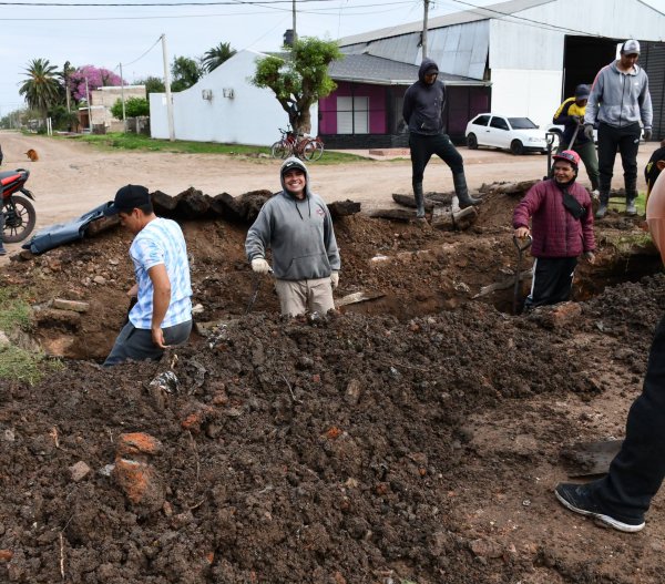 EL MUNICIPIO DE VILLA ÁNGELA INTENSIFICA LOS TRABAJOS DE LIMPIEZA DE ALCANTARILLAS EN LA CIUDAD