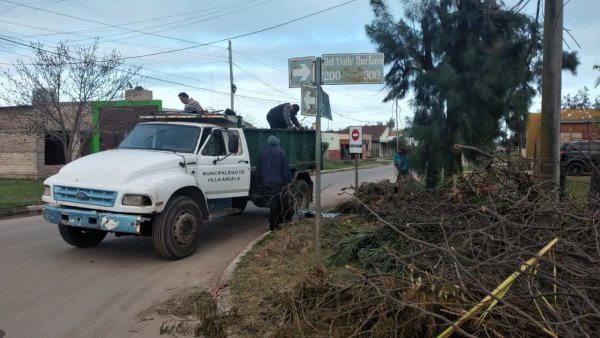 VILLA ÁNGELA: RECOLECCIÓN DE RAMAS DE PODA EN DISTINTOS PUNTOS DE LA CIUDAD