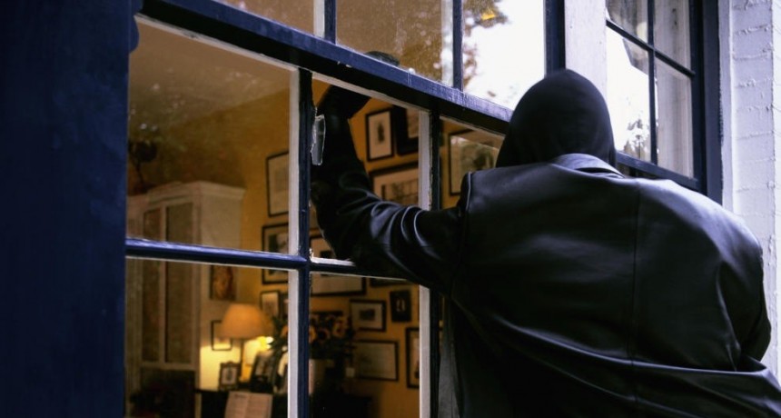 DETIENEN A DOS SOSPECHOSOS DE INTENTAR INGRESAR A UNA CASA
