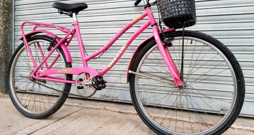 RECUPERAN BICICLETA ROBADA AFUERA DEL SUPERMERCADO REMO