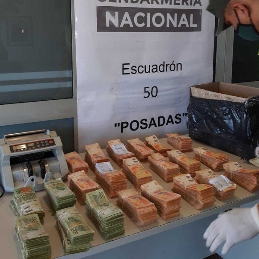 Trasladaba 8000 d&oacute;lares, ocho millones de pesos en efectivo y hojas de coca en la cabina de un micro