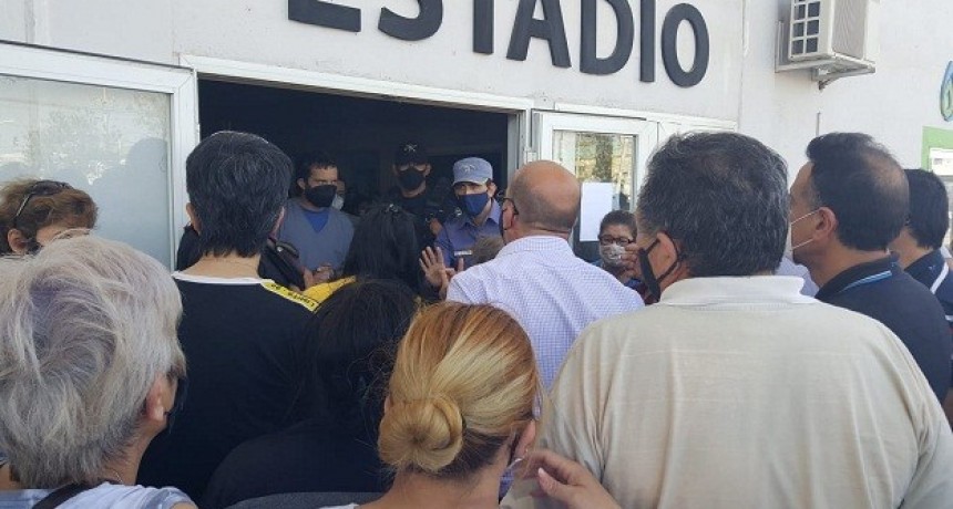 Se desbord&oacute; el vacunatorio de UNCAus por una breve falta de vacunas: insultaron al personal de salud