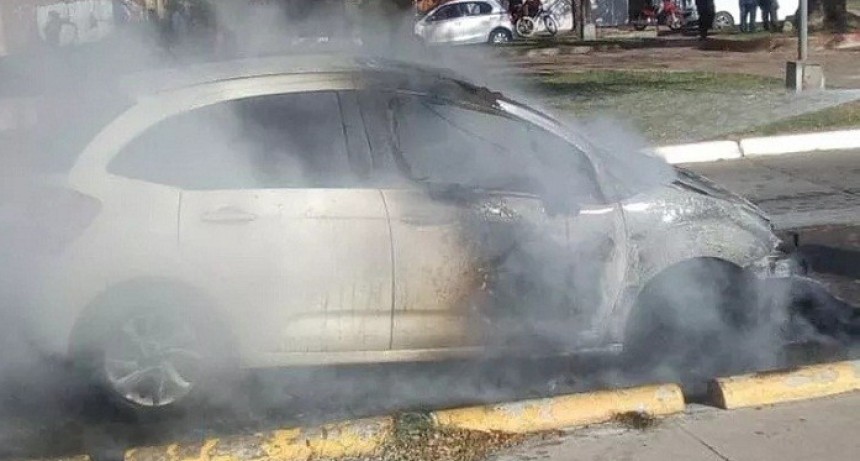 Un auto se prendi&oacute; fuego, con p&eacute;rdidas casi totales