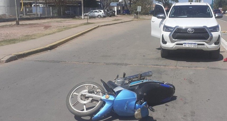 Villa &Aacute;ngela: Una mujer y su hijo fue Trasladada al Hospital tras el Choque entre una Moto y una Camioneta 