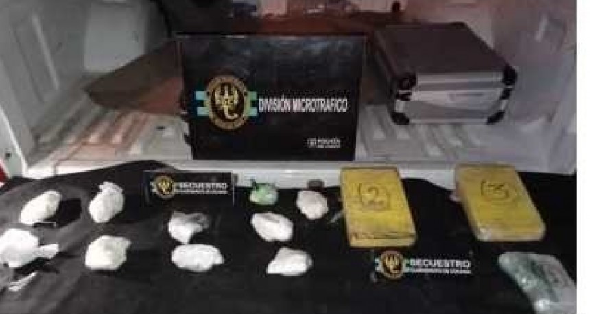 ERAN DISTRIBUIDOS EN VILLA BARBER&Aacute;N - Perro polic&iacute;a detect&oacute; 3 kilos de coca&iacute;na ocultos en un auto