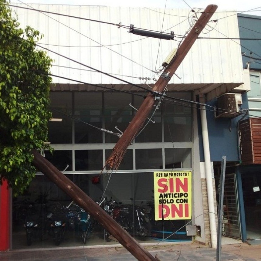 Villa &Aacute;ngela: En pleno centro un Cami&oacute;n Produjo da&ntilde;os en el  tendido de la red de Cables El&eacute;ctricos,  Telef&oacute;nicos y  poste de madera 