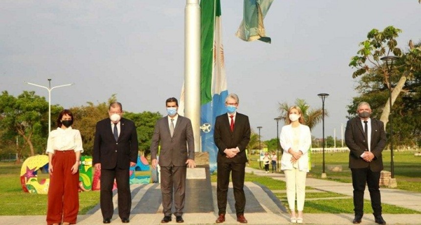NUEVO ANIVERSARIO - Capitanich encabez&oacute; el izamiento de la bandera del Chaco en su 14&ordm; aniversario