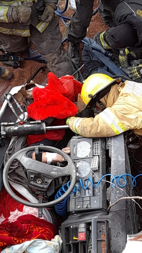 Autopista Rosario-Santa Fe:  Un Villangelense perdi&oacute; el control de su cami&oacute;n y termin&oacute; cayendo en un arroyo