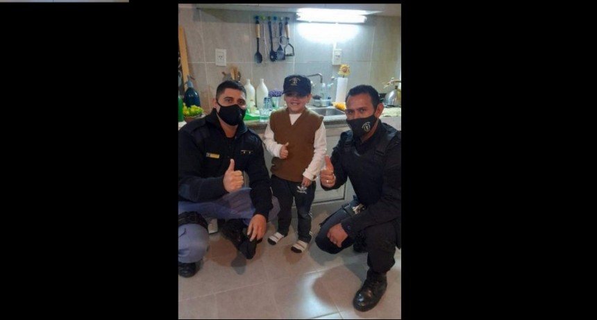 Villa &Aacute;ngela: Polic&iacute;as ayudaron a un ni&ntilde;o de 8 a&ntilde;os a que tomara su medicaci&oacute;n  