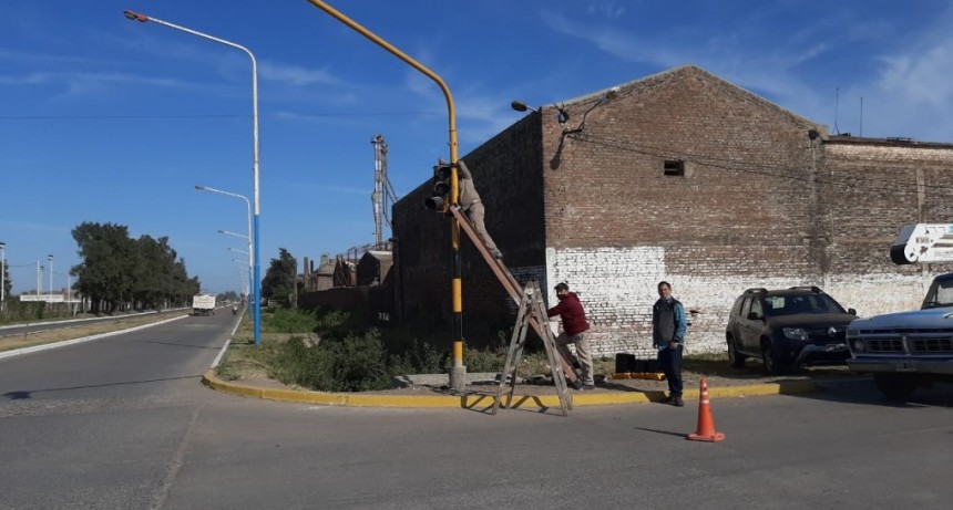 Villa &Aacute;ngela: EL MUNICIPIO CONTIN&Uacute;A CON LA REPARACI&Oacute;N DE SEM&Aacute;FOROS