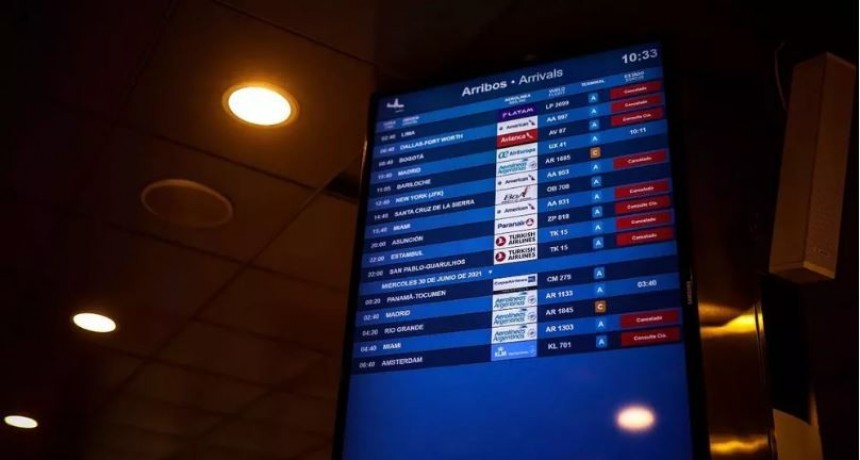 Los viajeros ya pueden ingresar con acompa&ntilde;antes en los aeropuertos