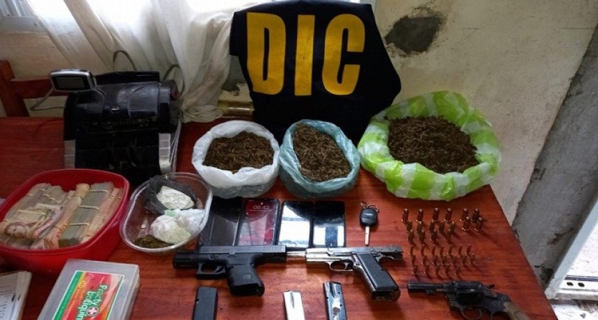 Resistencia - Investigaban un robo y secuestraron tres armas, m&aacute;s de 400 mil pesos, coca&iacute;na y marihuana: hay dos detenidos