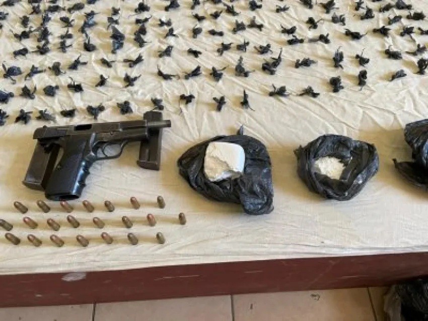 Gran allanamiento en el barrio Don Santiago: incautaron cocaína, armas y 34 tarjetas de débito