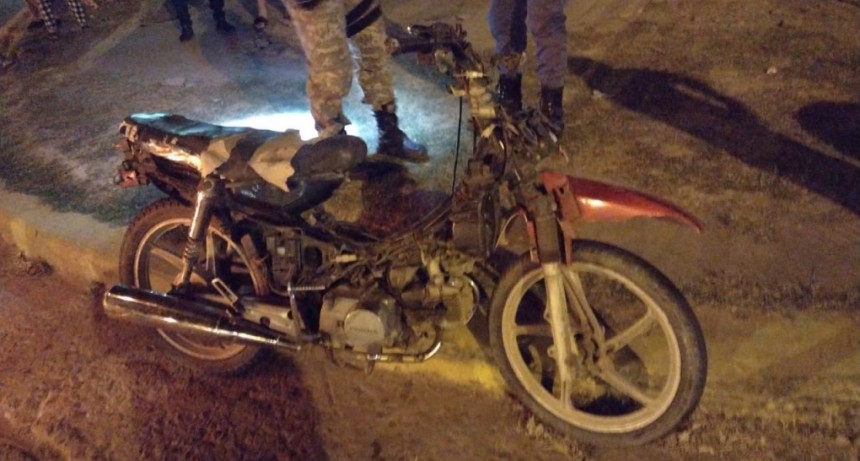Villa &Aacute;ngela: 3 PERSONAS EN UNA MOTO RESULTARON LESIONADAS AL COLISIONAR CON UN CAMI&Oacute;N