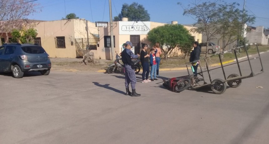 Villa &Aacute;ngela: CHOQUE ENTRE UN AUTOM&Oacute;VIL Y UNA MOTOCICLETA RESULTA CON UNA JOVEN TRASLADADA AL HOSPITAL