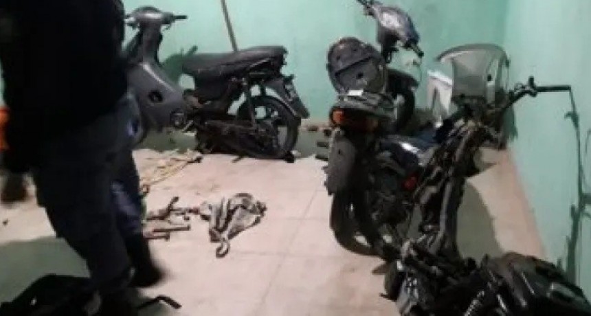 Patrullaje policial termin&oacute; con tres detenidos y el descubrimiento de un taller de motos robadas