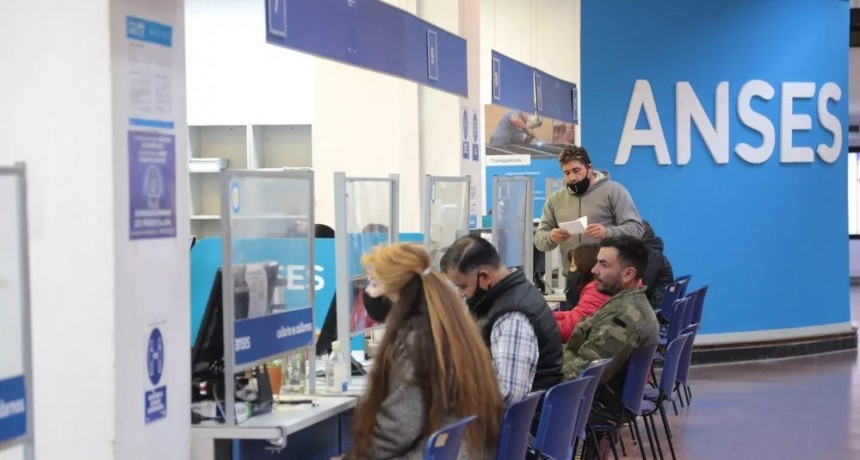 Pagan jubilaciones m&iacute;nimas, AUH y Asignaci&oacute;n Familiar por Hijo