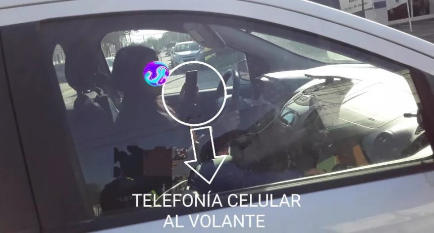 Resistencia: conductores fueron captados manejando usando el celular