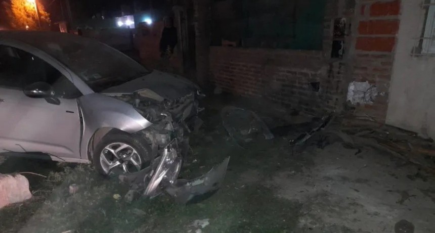 Casi una desgracia: en plena madrugada, un joven estrol&oacute; su auto contra el muro de una casa