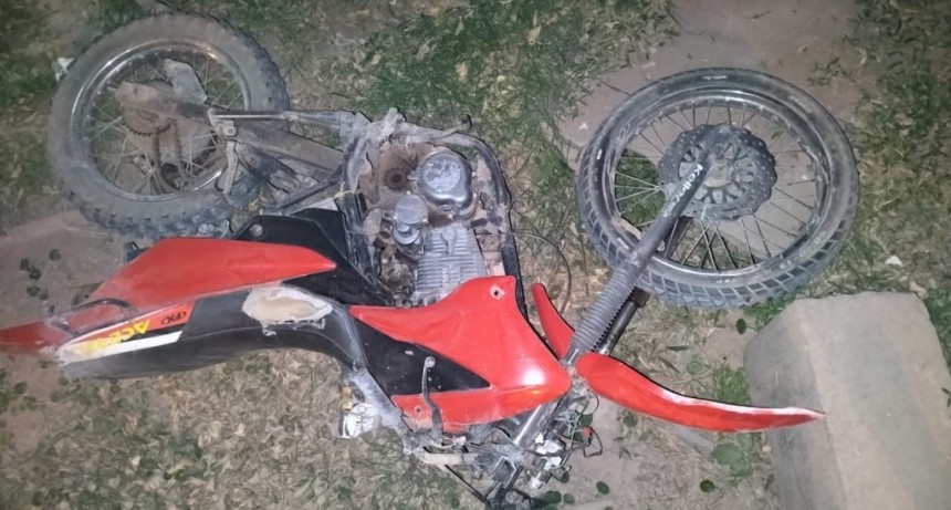 Villa &Aacute;ngela: ACCIDENTE DE TRANSITO RESULTA CON DOS OCUPANTES DE UNA MOTO LESIONADOS LUEGO DE IMPACTAR CONTRA UNA CAMIONETA| ENTRE ELLOS UNA JOVEN DE 15 A&Ntilde;OS 