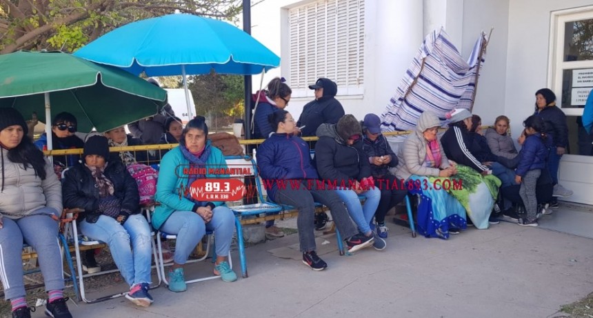 Villa &Aacute;ngela: RENTA M&Iacute;NIMA PROGRESIVA | SE COMIENZA A DESTRABAR EL CONFLICTO | &ldquo;reci&eacute;n ma&ntilde;ana nos pueden traer algo por escrito, asique vamos a seguir encadenados con la huelga de hambre&rdquo;