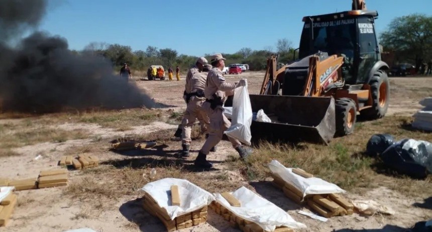 Prendieron fuego m&aacute;s de 1.500 kilos de marihuana incautada por Prefectura en Chaco
