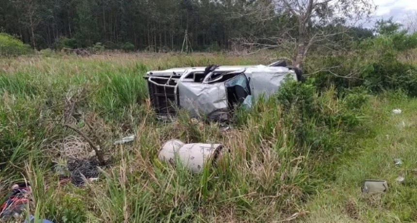 Un chaque&ntilde;o falleci&oacute; en Corrientes tras el vuelco de la camioneta en la que viajaba