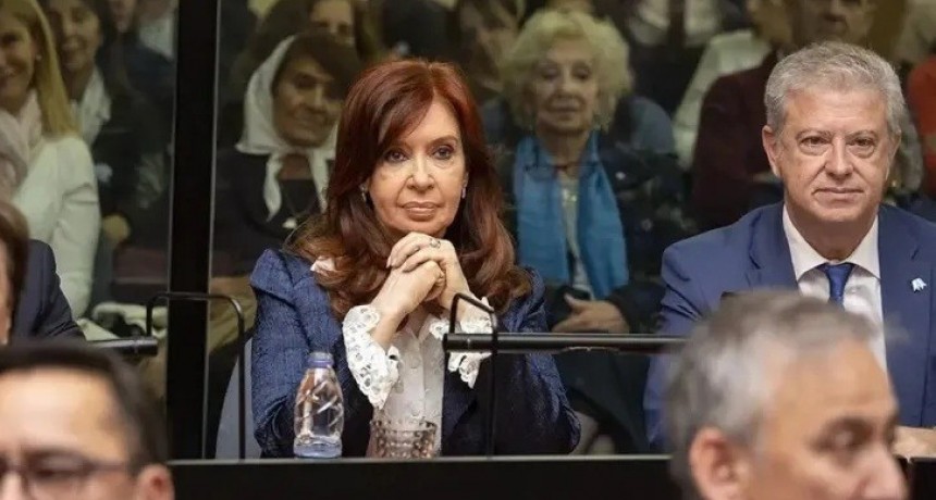 Cristina Kirchner afirm&oacute; que sus abogados est&aacute;n "demoliendo mentiras" y hablar&aacute; en la &uacute;ltima jornada de alegatos