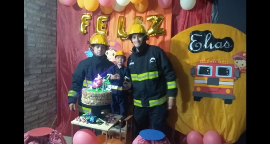 Villa &Aacute;ngela: FESTEJ&Oacute; SUS TRES A&Ntilde;OS CON TEM&Aacute;TICA DE LOS BOMBEROS Y RECIBI&Oacute; LA VISITA DE LA DIVISI&Oacute;N CON EL TOQUE DE SIRENA DEL CAMI&Oacute;N AUTOBOMBA