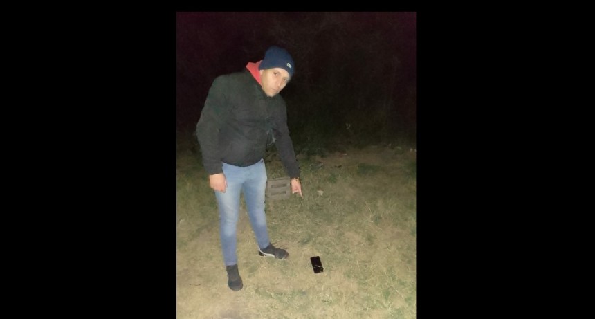 J.J. Castelli: HUYEN DE LA POLICIA Y DEJAN TIRADO UN CELULAR QUE FUE SUSTRAIDO CON ARMA BLANCA EN LA ESTUDIANTINA