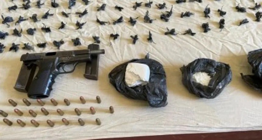 Gran allanamiento en el barrio Don Santiago: incautaron coca&iacute;na, armas y 34 tarjetas de d&eacute;bito