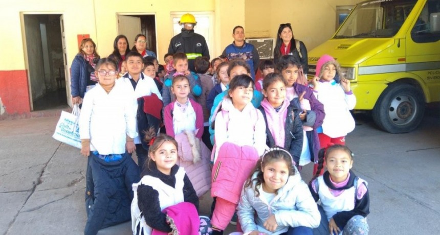Villa &Aacute;ngela: LA DIVISI&Oacute;N DE BOMBEROS RECIBI&Oacute; A LOS ALUMNOS DE LA ESCUELA PRIMARIA N&deg; 663 &ldquo;BRIGADIER GRAL. J.M. DE ROSAS&rdquo;
