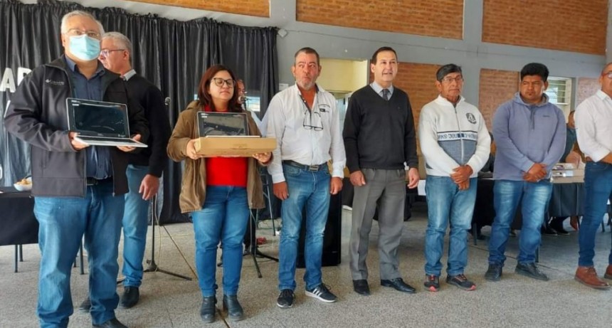 Villa &Aacute;ngela: EL MUNICIPIO PARTICIP&Oacute; DE LA ENTREGA DE NETBOOK A ALUMNOS DE LA EES N&deg;124 DE COLONIA EL PASTORIL