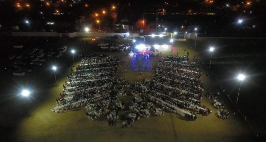 Villa &Aacute;ngela: MULTITUDINARIA FIESTA DEL EMPLEADO DE COMERCIO | &ldquo;m&aacute;s de 1600 personas. Una fiesta, hist&oacute;rica&rdquo;