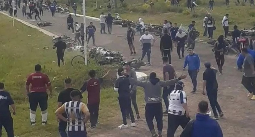 Hinchas de Talleres que ven&iacute;an al Chaco &ldquo;despejaron&rdquo; un piquete