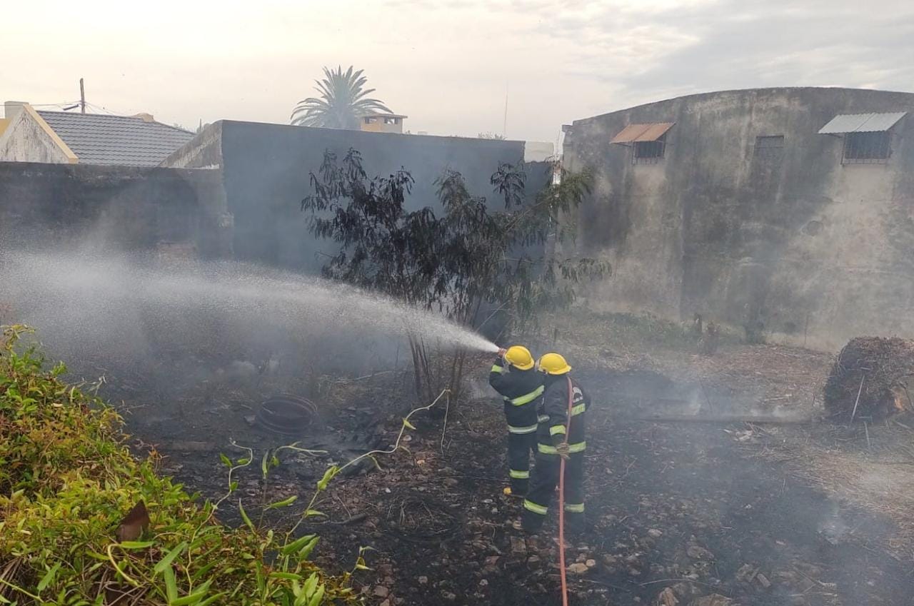  Villa &Aacute;ngela: DIVISI&Oacute;N DE BOMBEROS APAG&Oacute; UN INCENDIO DE PASTIZALES Y RESIDUOS POR CALLE URUGUAY