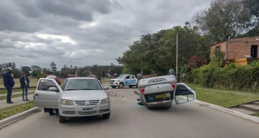 Choc&oacute; contra un auto estacionado y volc&oacute;: una mujer y un ni&ntilde;o terminaron con lesiones