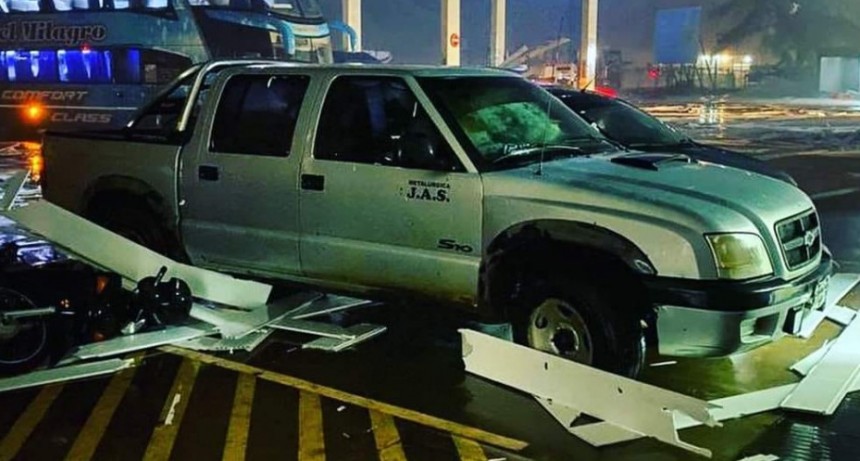 TIEMPO SEVERO | IMPORTANTES DESTROZOS EN UNA ESTACI&Oacute;N DE SERVICIO EN GOBERNADOR VIRASORO, CORRIENTES.	