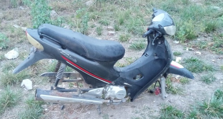 Villa &Aacute;ngela: PERSONAL POLICIAL ENCUENTRA UNA MOTO SIN RUEDAS DENTRO DE UNA REPRESA