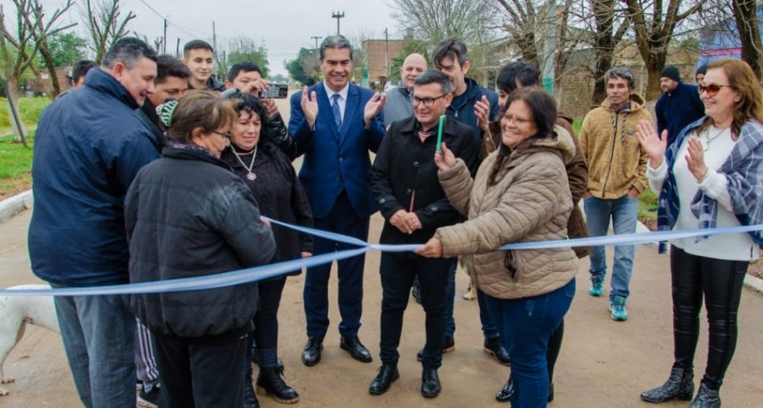 La Trigra: CAPITANICH INAUGUR&Oacute; M&Aacute;S PAVIMENTO Y ENTREG&Oacute; VIVIENDAS