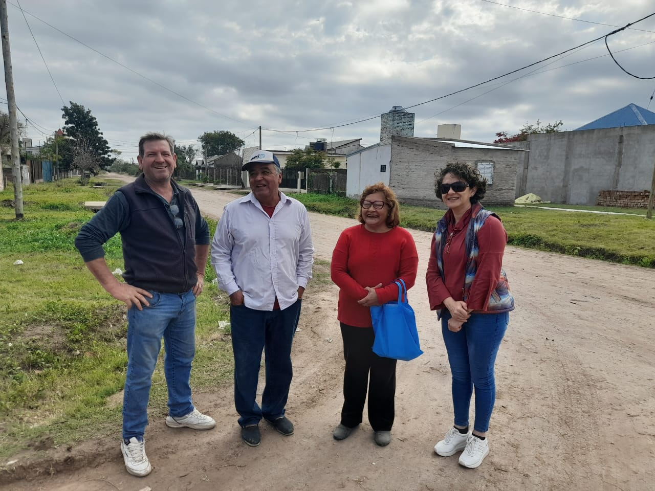Villa &Aacute;ngela: UN GRUPO DE VECINOS EN RECLAMO POR MEJORAS EN LA ZONA