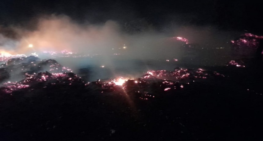 Charata: CONTIN&Uacute;AN TRABAJANDO PARA EXTINGUIR VORAZ INCENDIO EN UNA DESMOTADORA, BOMBEROS DE VILLA &Aacute;NGELA EST&Aacute;N EN EL LUGAR